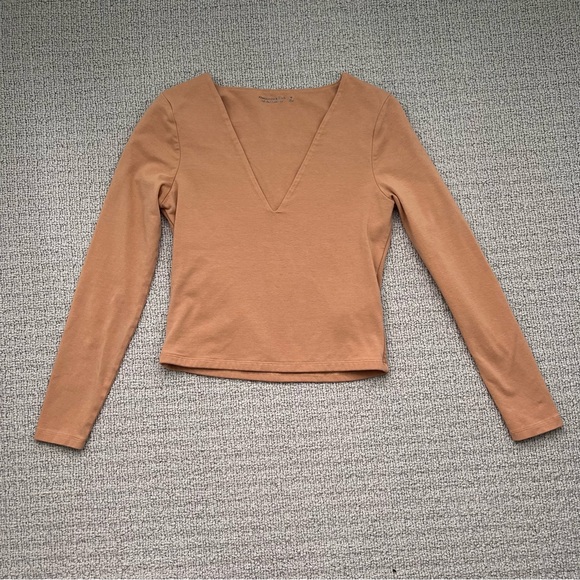 Abercrombie & Fitch Long-Sleeve Cotton Seamless Fabric V-Neck Crop Top - Picture 2 of 4